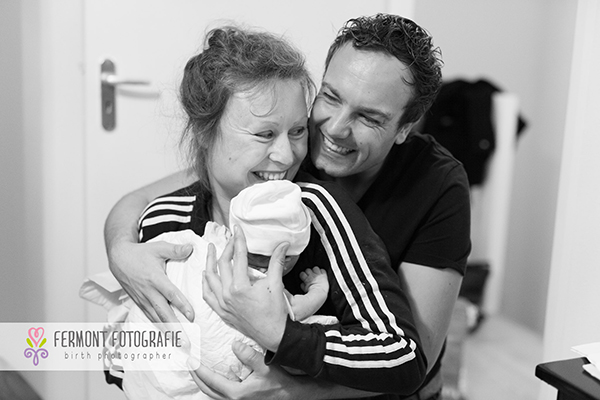 Ilyen érzés, amikor a szülők először pillantják meg kisbabájukat - 15 fotó a szülés igazi csodájáról